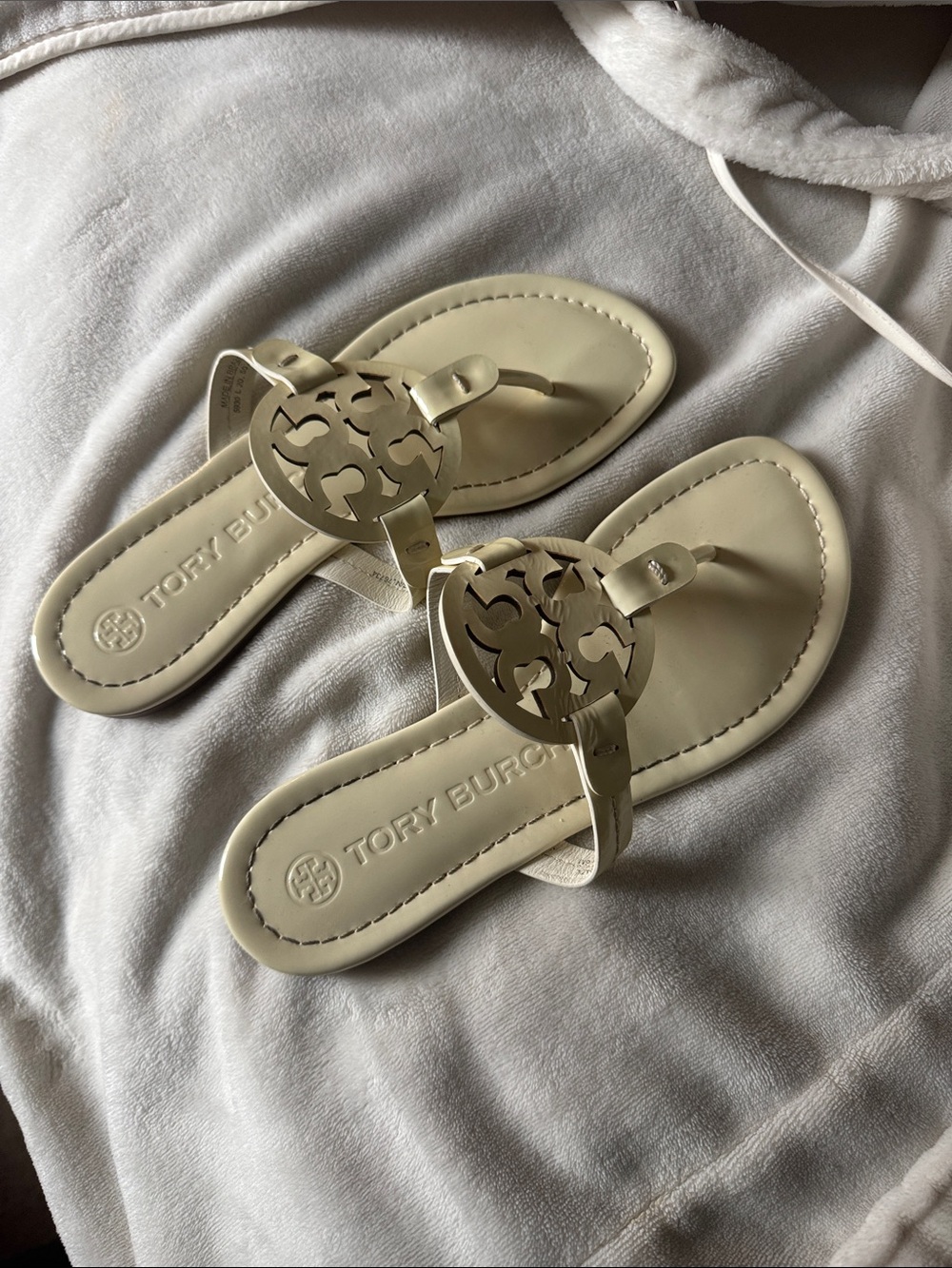 Tory Burch Patent Logo Thong Sandals in Off-White - Picture 3 of 6